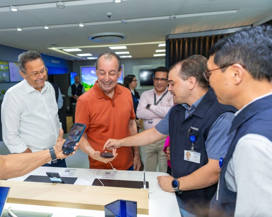 Omar Aziz visita fábrica da Samsung na Zona Franca de Manaus