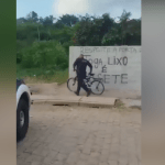 VÍDEO: Guarda Municipal joga bicicleta de entregador em córrego