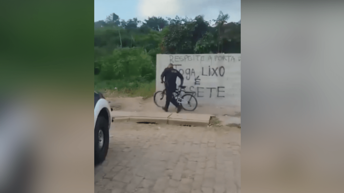 VÍDEO: Guarda Municipal joga bicicleta de entregador em córrego