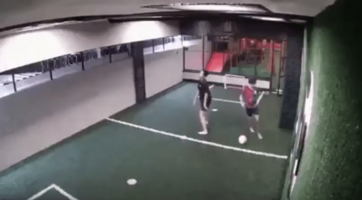 Video: Menino salva amigo de morrer eletrocutado em condomínio