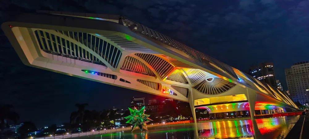 Museu do Amanhã iluminado nas cores do arco-íris