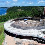Cúpula da Oca Niemeyer em construção no parque Encontro das Águas em Manaus