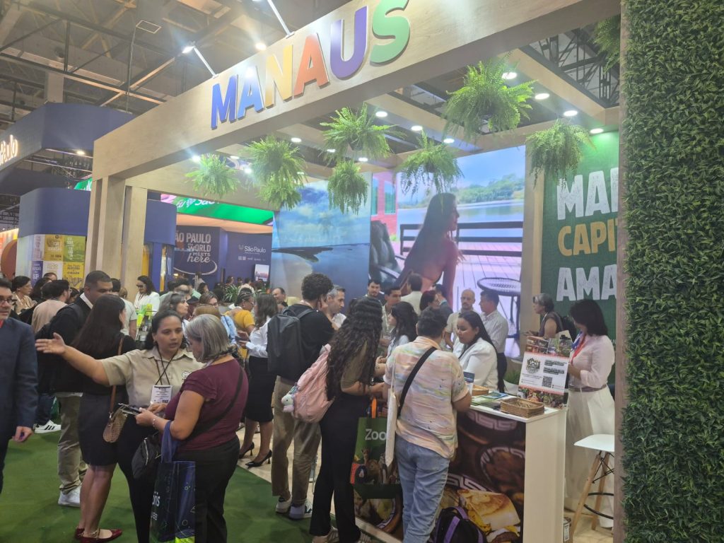 Estande de Manaus em feira internacional de turismo com empresários e apresentações culturais