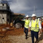 Roberto Cidade vistoria obras de 256 moradias no Residencial Compensa