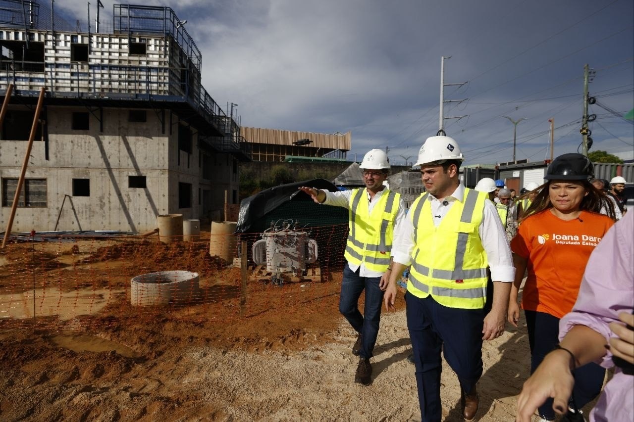 Roberto Cidade vistoria obras de 256 moradias no Residencial Compensa