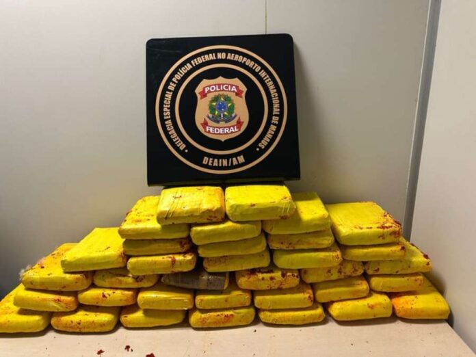 Passageiro é preso com 37kg de skunk em malas com pimenta no aeroporto de Manaus