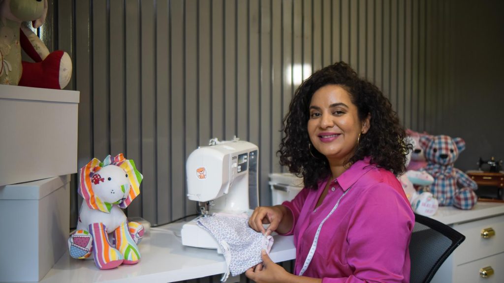 Urso de memória feito com roupas afetivas em ateliê de Manaus