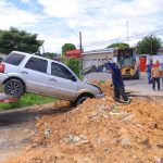Carro invade obra sinalizada e danifica drenagem em Manaus
