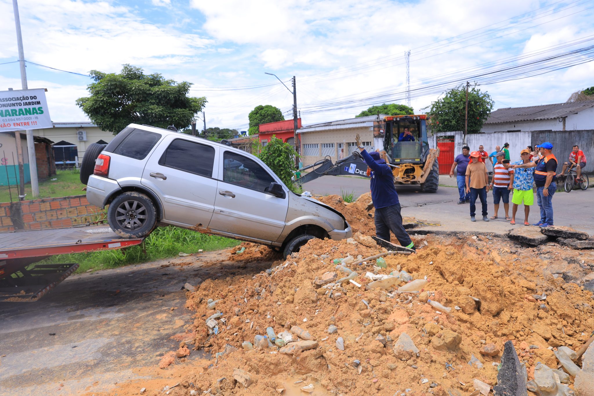 Carro invade obra sinalizada e danifica drenagem em Manaus