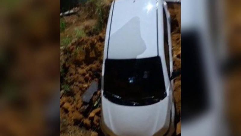 VÍDEO: Carro de motorista de app cai em cratera ao tentar atravessar ponte no Tarumã