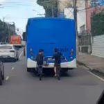VÍDEO: Adolescentes são flagrados pegando ‘rabeira’ em ônibus no Centro de Manaus