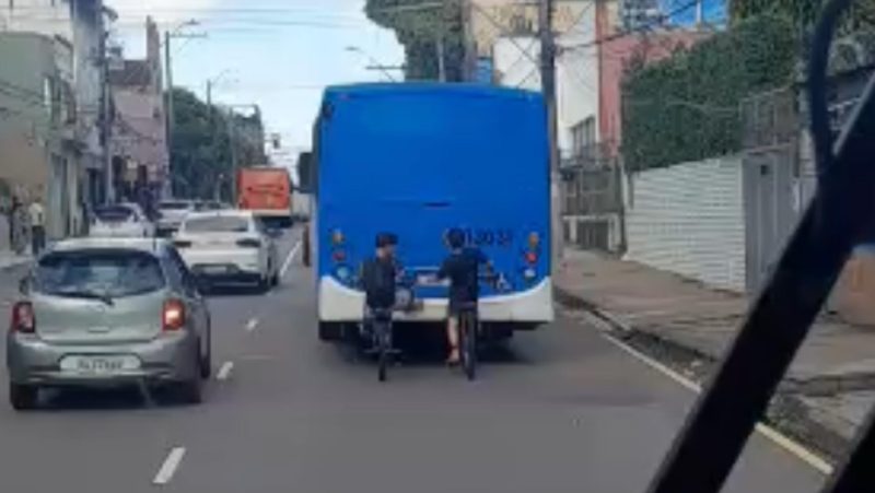 VÍDEO: Adolescentes são flagrados pegando ‘rabeira’ em ônibus no Centro de Manaus