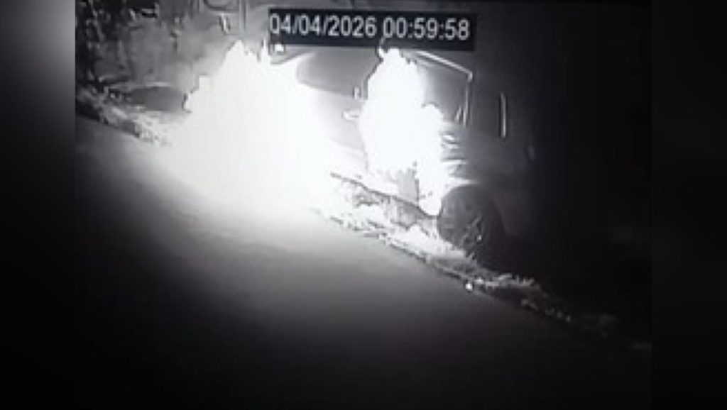 Carro de PM é incendiado por criminosos no Santo Antônio em Manaus