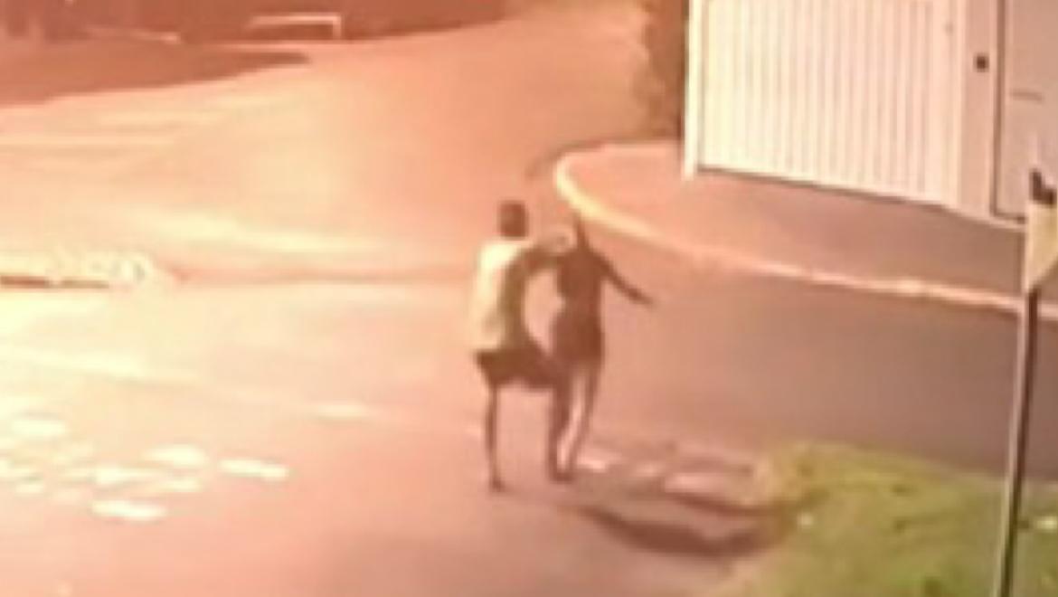 IMAGEM FORTE: Ex-namorado persegue e mata mulher com 30 facadas no meio da rua