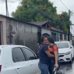 Vídeo mostra momento em que mulher volta para casa após ser sequestrada em Manaus