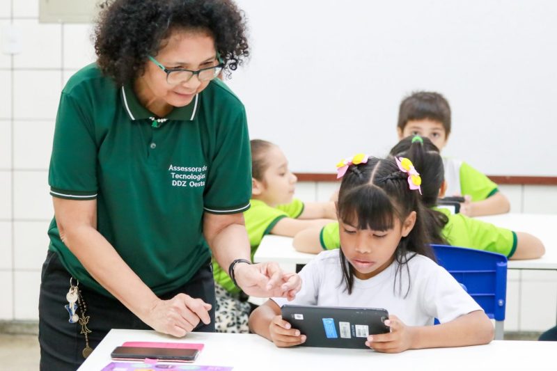 Tecnologia avança nas escolas do Amazonas, mas interior ainda enfrenta exclusão digital