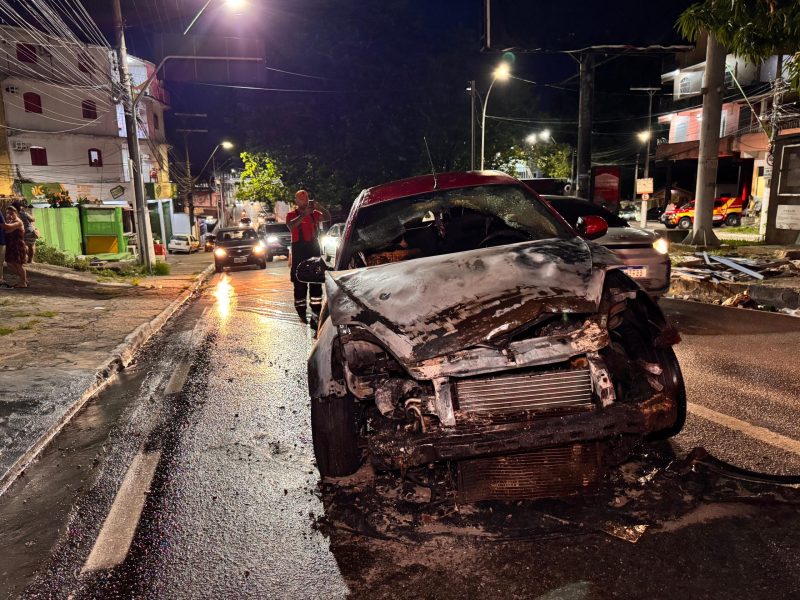 VÍDEO: Carro pega fogo após sair de oficina em Manaus
