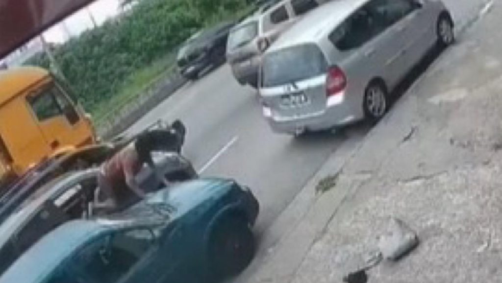 Foragido se joga pela janela de carro em movimento durante fuga e acaba baleado