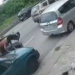 VÍDEO: Foragido é baleado ao se jogar pela janela de carro para fugir da polícia