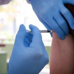 Vacina contra vírus respiratório agora é liberada para maiores de 18 anos no Brasil