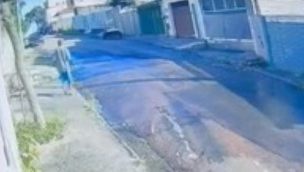 io elétrico cai de poste, pega fogo e eletrocuta homem em calçada