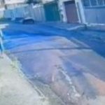 VÍDEO: Homem sofre descarga elétrica após fio cair de poste e pegar fogo em calçada