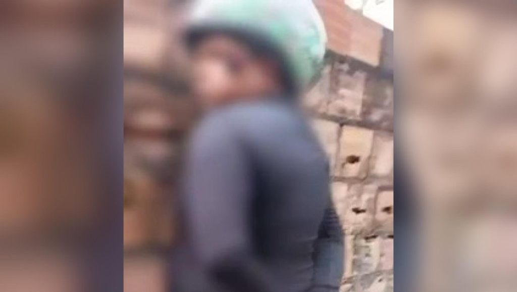 Homem usa 'chapolin' para furtar objetos de carros estacionados em supermercado de Manaus