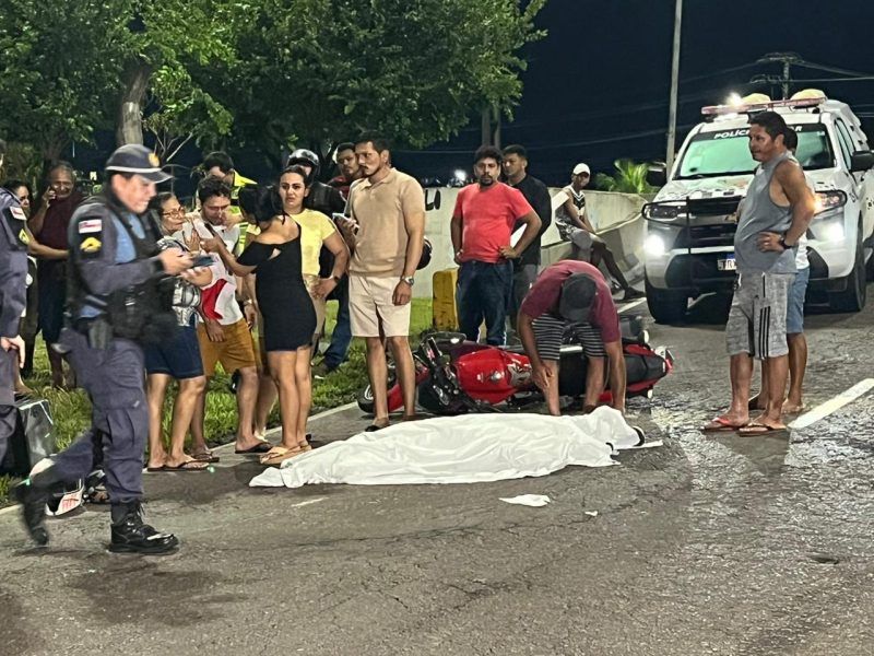 VÍDEO: Motociclista morre ao ser atingido por ônibus após sair de aniversário do pai