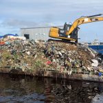Quase 400 toneladas de lixo são retiradas da orla do Rio Negro, em Manaus