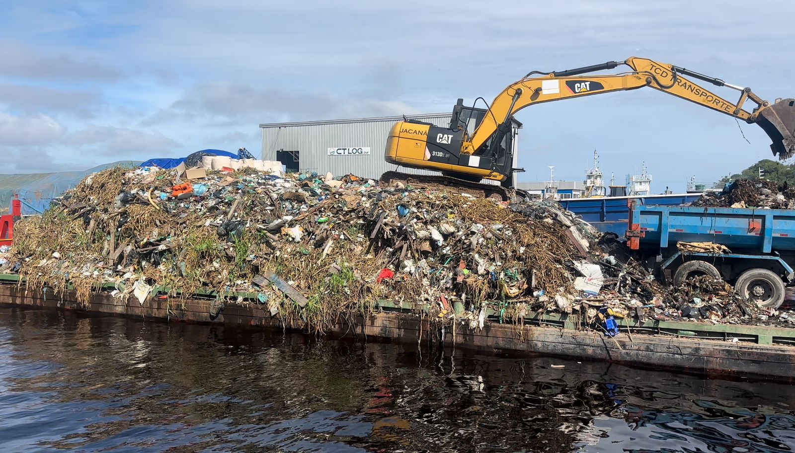 Quase 400 toneladas de lixo são retiradas da orla do Rio Negro, em Manaus