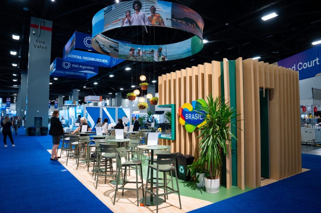 Representantes do Amazonas em feira internacional de cruzeiros em Miami promovendo turismo fluvial