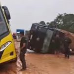 VÍDEO: Caminhão tomba na BR-319 e provoca congestionamento quilométrico na rodovia