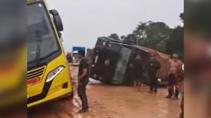 VÍDEO: Caminhão tomba na BR-319 e provoca congestionamento quilométrico na rodovia