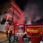 VÍDEO: Incêndio em depósito de reciclagem atinge prédio no Lagoa Azul