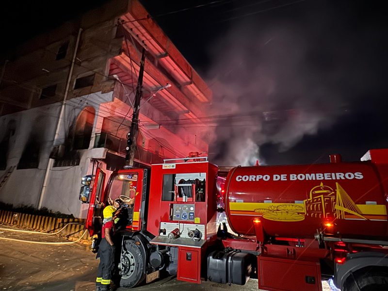 VÍDEO: Incêndio em depósito de reciclagem atinge prédio no Lagoa Azul