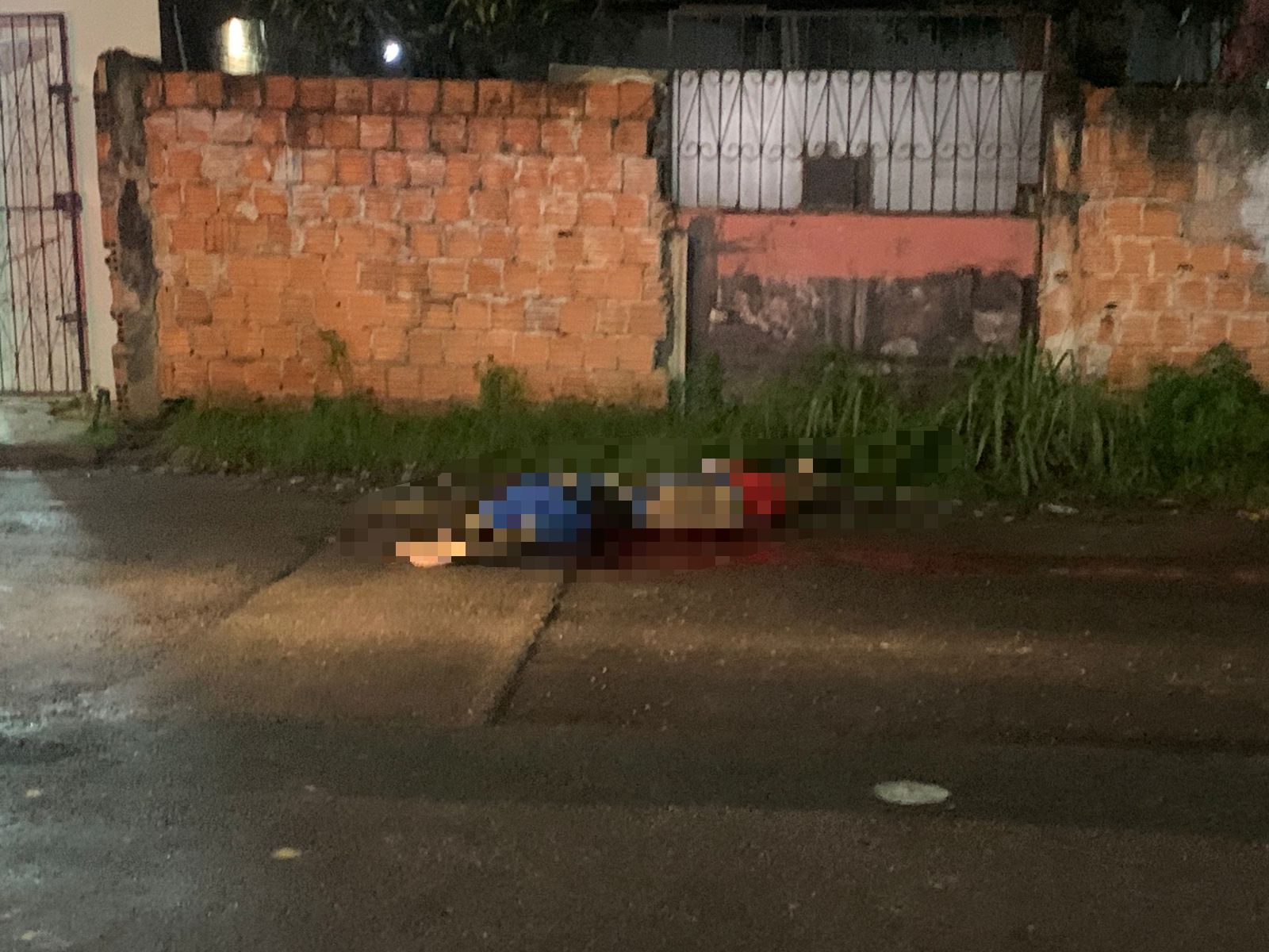 Com mãos amarradas, homens são mortos e têm corpos deixados em rua no bairro Cidade de Deus