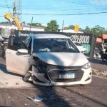VÍDEO: Carro pega fogo ao bater em outro veículo e trava trânsito  em avenida de Manaus