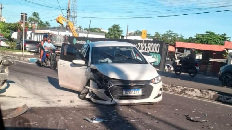 VÍDEO: Carro pega fogo ao bater em outro veículo e trava trânsito em avenida de Manaus