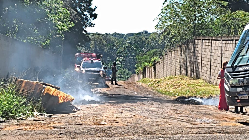 Reintegração no Tarumã tem trator incendiado e confronto durante retirada de invasão