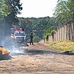 VÍDEO: Trator é incendiado durante reintegração de posse no Tarumã