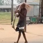 VÍDEO: Homem desenterra esqueleto da irmã e leva à agência bancária para provar morte