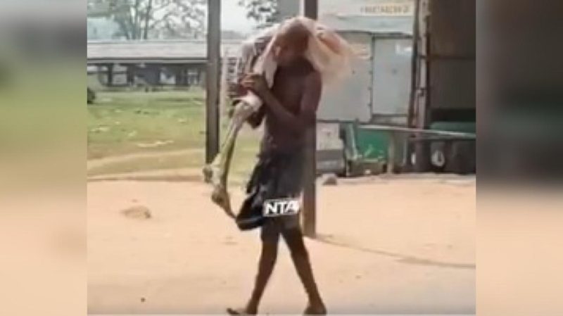 VÍDEO: Homem desenterra esqueleto da irmã e leva à agência bancária para provar morte