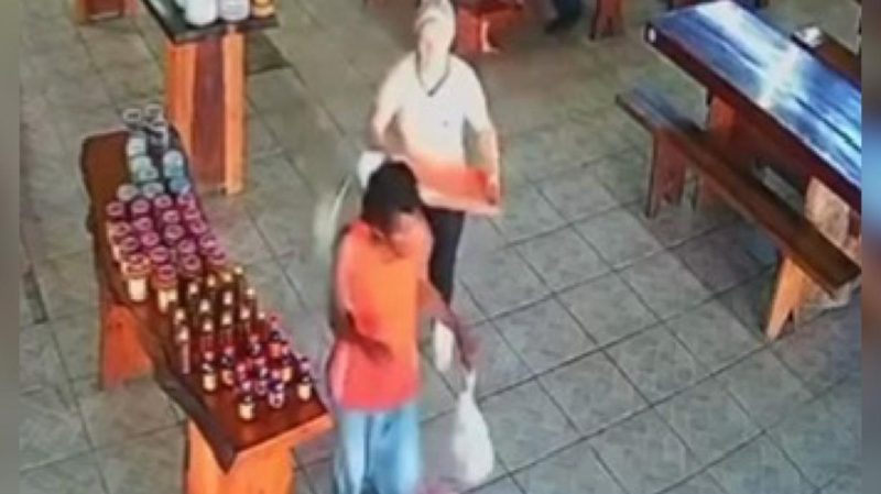 VÍDEO: Mulher reage após homem alisar partes íntimas dela no AM