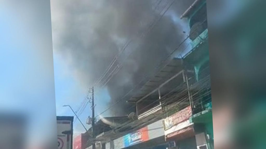 Incêndio atinge loja e espalha fumaça preta pela Avenida Brasil em Manaus