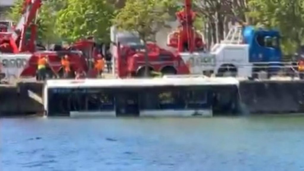 Ônibus escolar cai no rio Sena após motorista perder controle; veja vídeo