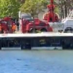 Ônibus escolar cai no rio Sena após motorista perder controle; veja vídeo