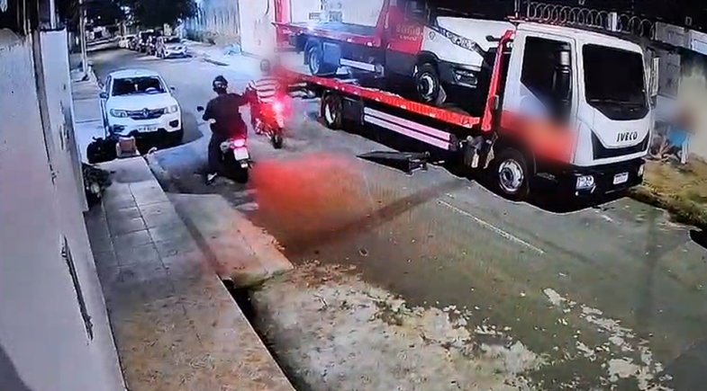Câmera registra tentativa de assalto em Teresina com reação armada da vítima
