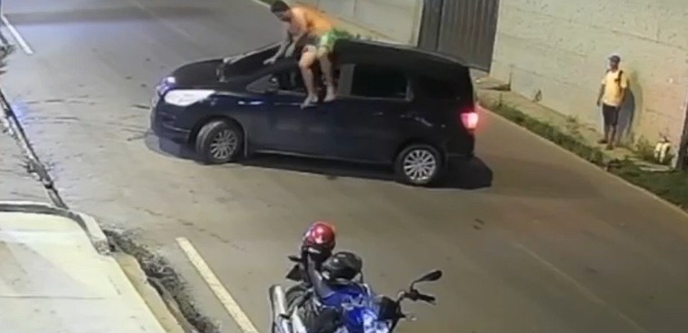VÍDEO: Motociclista ‘voa’ após batida e cai de pé em Manaus