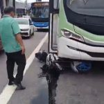 VÍDEO: Moto fica presa embaixo de ônibus após acidente em avenida de Manaus
