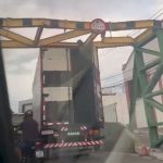 Vídeo: Caminhão fica preso em limitador de altura e trava trânsito em Manaus